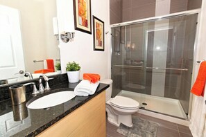 Badewanne, Haartrockner, Handtücher