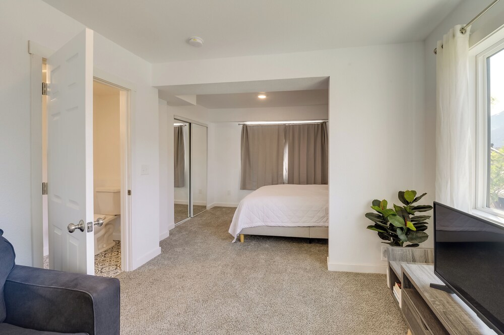 Sleek Juneau Studio w/ Spectacular Views + Scenery Juneau FeWodirekt