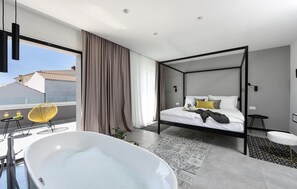 3 bedrooms, travel cot, free WiFi, bed sheets