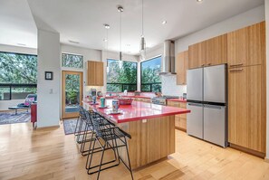 Kjøleskap, mikrobølgeovn, ovn og kokeplater