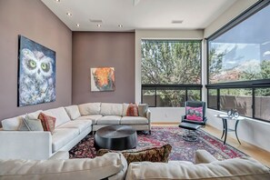 Smart TV, fireplace