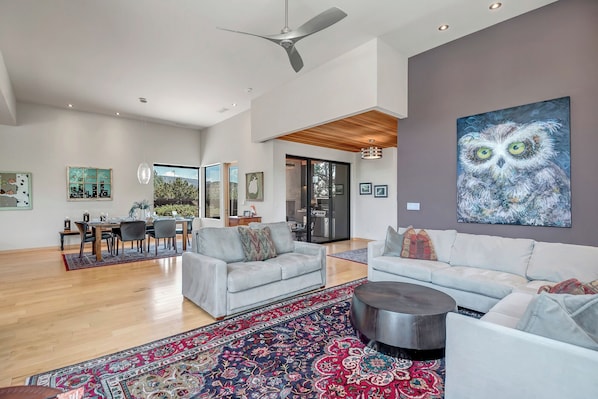 Smart TV, fireplace
