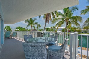 Outdoor dining - P56 - Beautiful 6 bedroom/5 Bathroom Pool Home in Key Colony Beach. Accommodates 12 guests max. (Key Colony Beach)