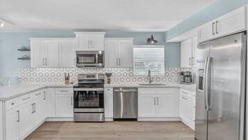 Jääkaappi, mikroaaltouuni, uuni, liesi