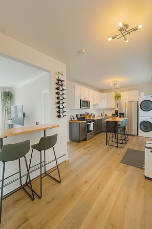 Fridge, microwave, oven, stovetop - Beautiful Chicago 2BD 1BA, minutes from Downtown! (Chicago)