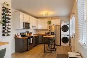 Frigorífico, microondas, horno y placa de cocina