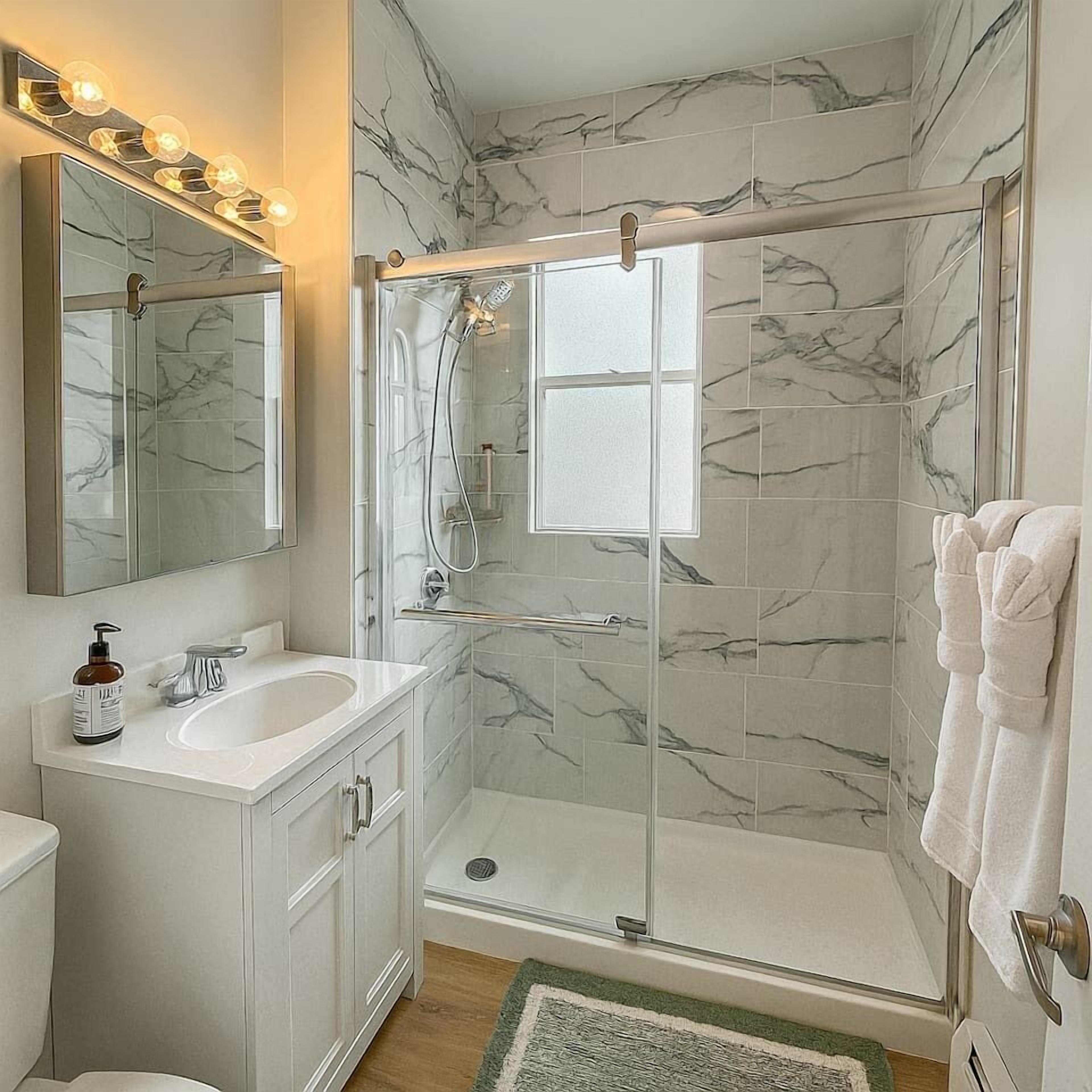 Een douche, een haardroger, handdoeken