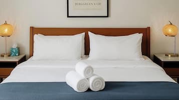 2 habitaciones, escritorio y tabla de planchar con plancha