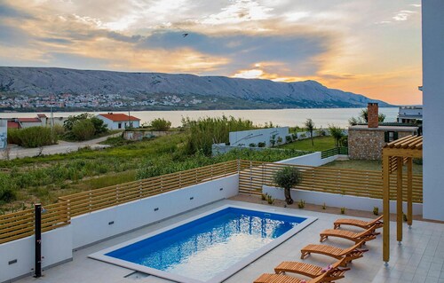Beautiful home in Pag with WiFi