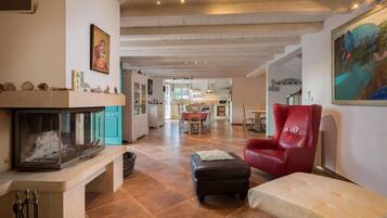 TV, fireplace