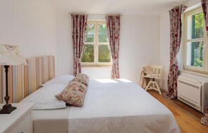 6 bedrooms, travel cot, free WiFi, bed sheets