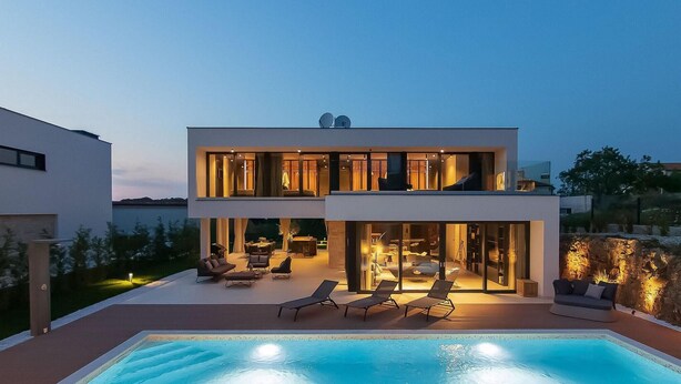 A modern two-story house with a swimming pool, outdoor seating, and a view of the surrounding landscape. - Cozy home in Rovinjsko Selo with sauna (Rovinjsko Selo)