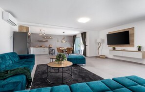 TV, bordtennis og stereoanlegg