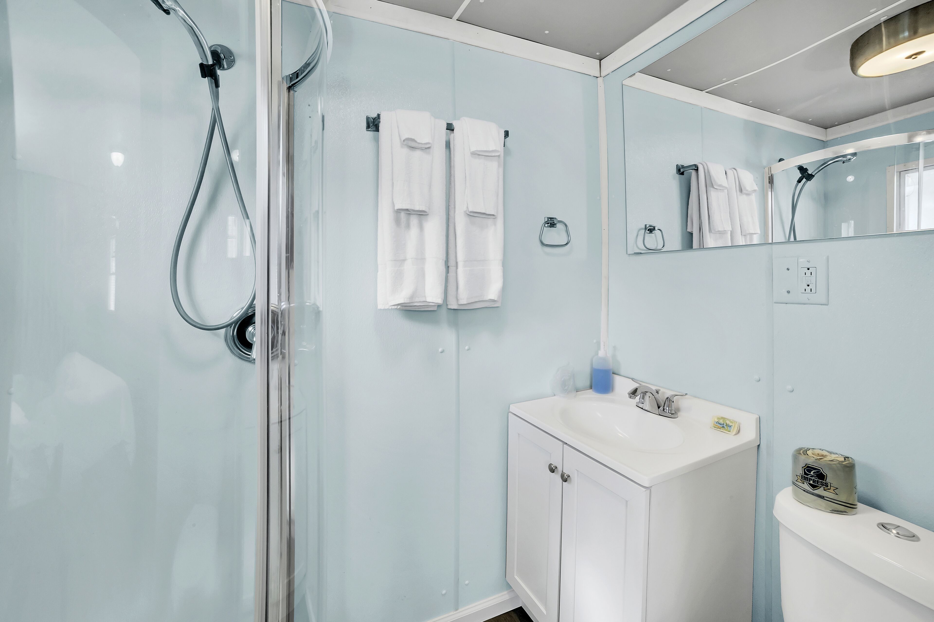 Douche, sèche-cheveux, serviettes fournies, savon