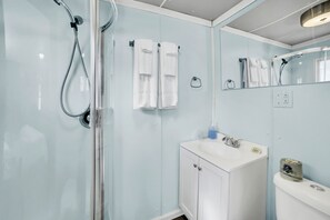 Shower, hair dryer, towels, soap - 2BD in Escanaba with Queen Bed (Escanaba)