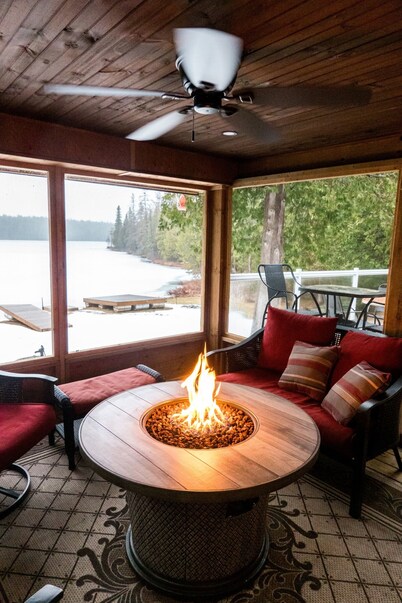 Cozy Cottage on Quiet Lake