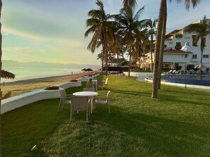 Outdoor dining - Beachfront Luxury Condo in Nuevo Vallarta for rent with the best Ocean View. (Las Jarretaderas)