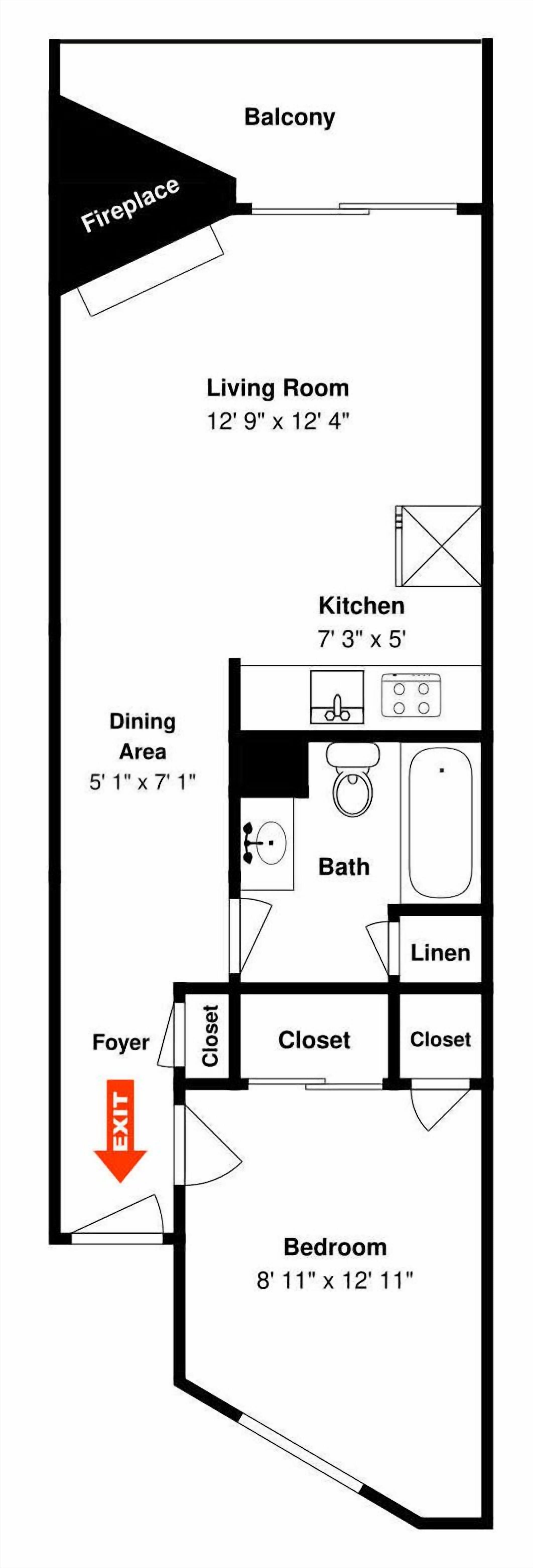 Hotellihuoneen pohjapiirros, jossa on parveke, takka, olohuone, keittiö, ruokailutila, kylpyhuone, vuodevaatteet, vaatekaapit, eteinen ja uloskäynti.