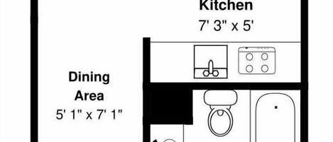 Hotellihuoneen pohjapiirros, jossa on parveke, takka, olohuone, keittiö, ruokailutila, kylpyhuone, vuodevaatteet, vaatekaapit, eteinen ja uloskäynti.