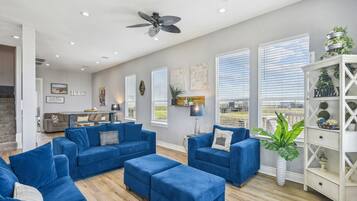 Rumah, Beberapa Tempat Tidur, balkon, pemandangan samudra | Area keluarga | TV