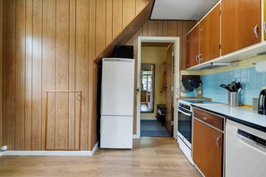 Een koelkast, een oven, een kookplaat, een vaatwasser