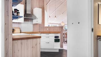 Cafetera y tetera, refrigerador, microondas y horno