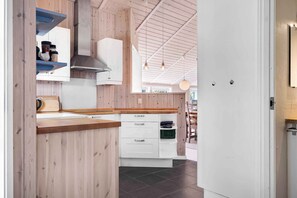 Fridge, oven, stovetop, dishwasher - Summer house in beautiful nature in Brunshuse (Haarby)