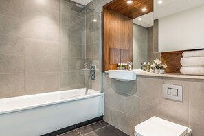 One Bedroom Apartment | Salle de bain | Sèche-cheveux, serviettes fournies, shampoing, papier toilette