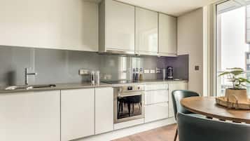 Two Bedroom Apartment | 私人廚房 | 雪櫃、微波爐、焗爐、爐具