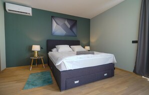 4 bedrooms, travel crib, free WiFi, bed sheets