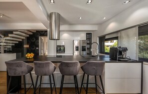 Ofen, Herdplatte, Geschirrspüler, Wasserkocher mit Kaffee-/Teezubehör