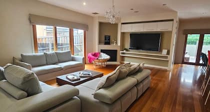 Contemporary 5 bedroom Villa with Theatre Room and Pool
