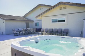 Outdoor spa tub - Newly remodeled 4-bedroom, 3-bathroom home with jacuzzi close to downtown Paso (Paso Robles)