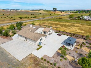 Exterior - Newly remodeled 4-bedroom, 3-bathroom home with jacuzzi close to downtown Paso (Paso Robles)
