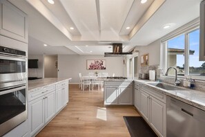 Fridge, microwave, oven, stovetop - Newly remodeled 4-bedroom, 3-bathroom home with jacuzzi close to downtown Paso (Paso Robles)