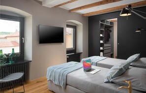 2 quartos, berço de viagem, Wi-Fi de cortesia, roupa de cama