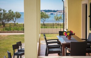 Outdoor dining - Amazing home in Privlaka (Privlaka)