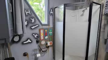 Towels, soap, shampoo, toilet paper