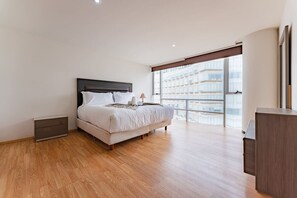 3 habitaciones, tabla de planchar con plancha, wifi y ropa de cama