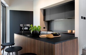 Frigorifero, forno, piano cottura, lavastoviglie