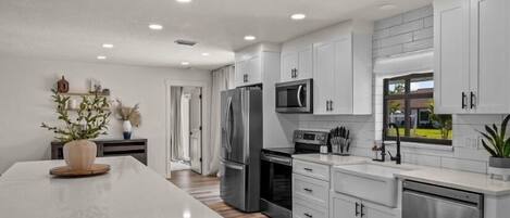 Refrigerador, microondas, horno y parrilla de estufa