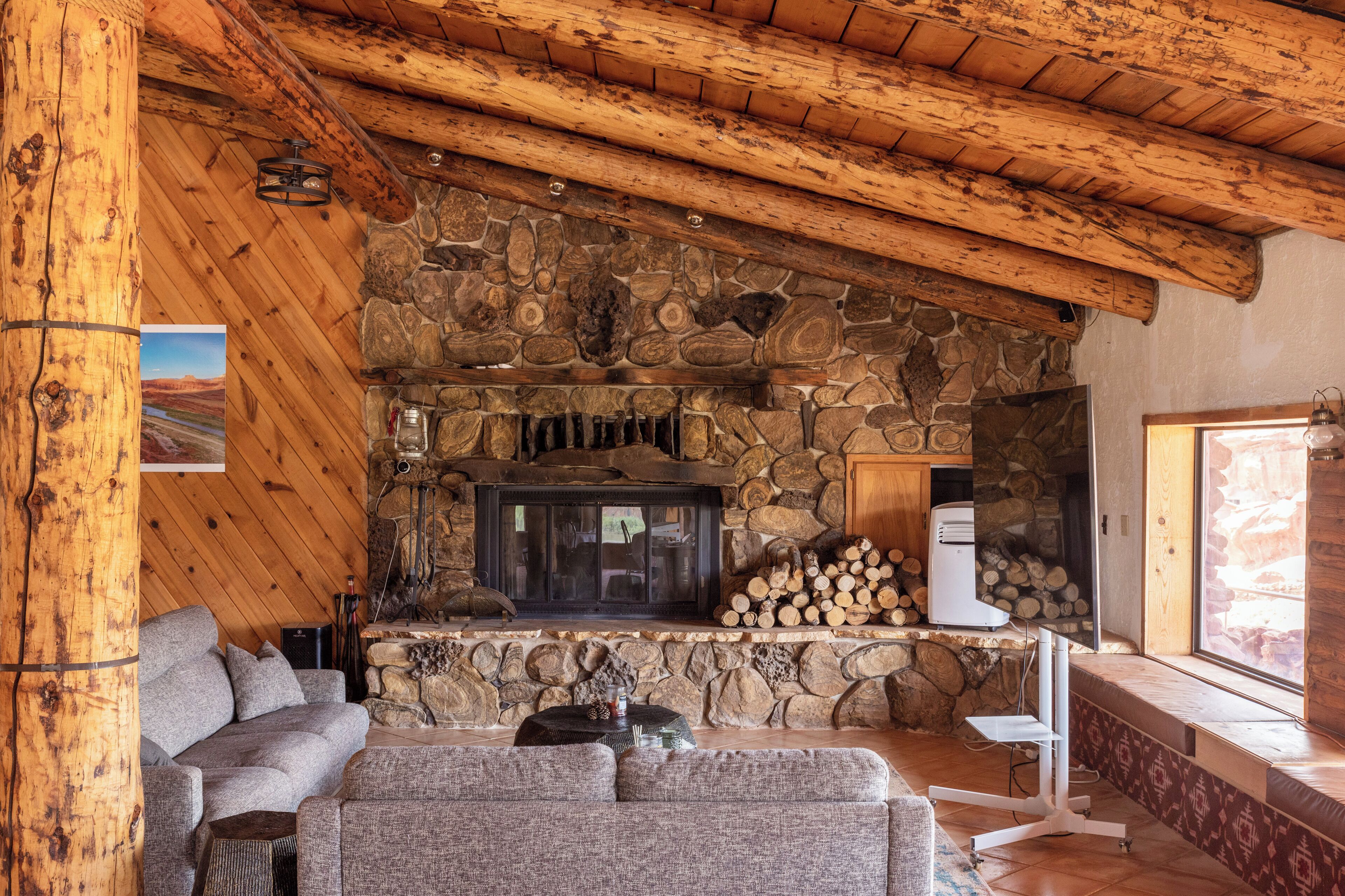 Redrock Riverside Lodge with Colorado River View and Private Airstrip
