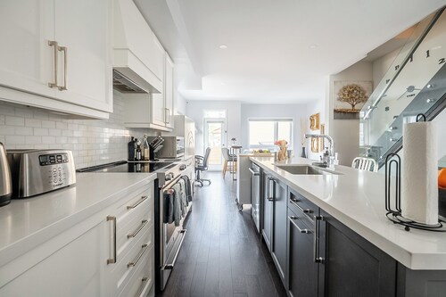 3-Storey Designer House with 3 Bedrooms, 3 Bathrooms and 2 Patios w/2 parkings