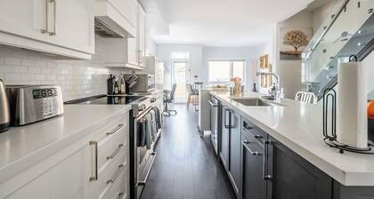 3-Storey Designer House with 3 Bedrooms, 3 Bathrooms and 2 Patios w/2 parkings
