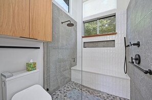 SĂšche-cheveux, bidet, serviettes fournies, savon