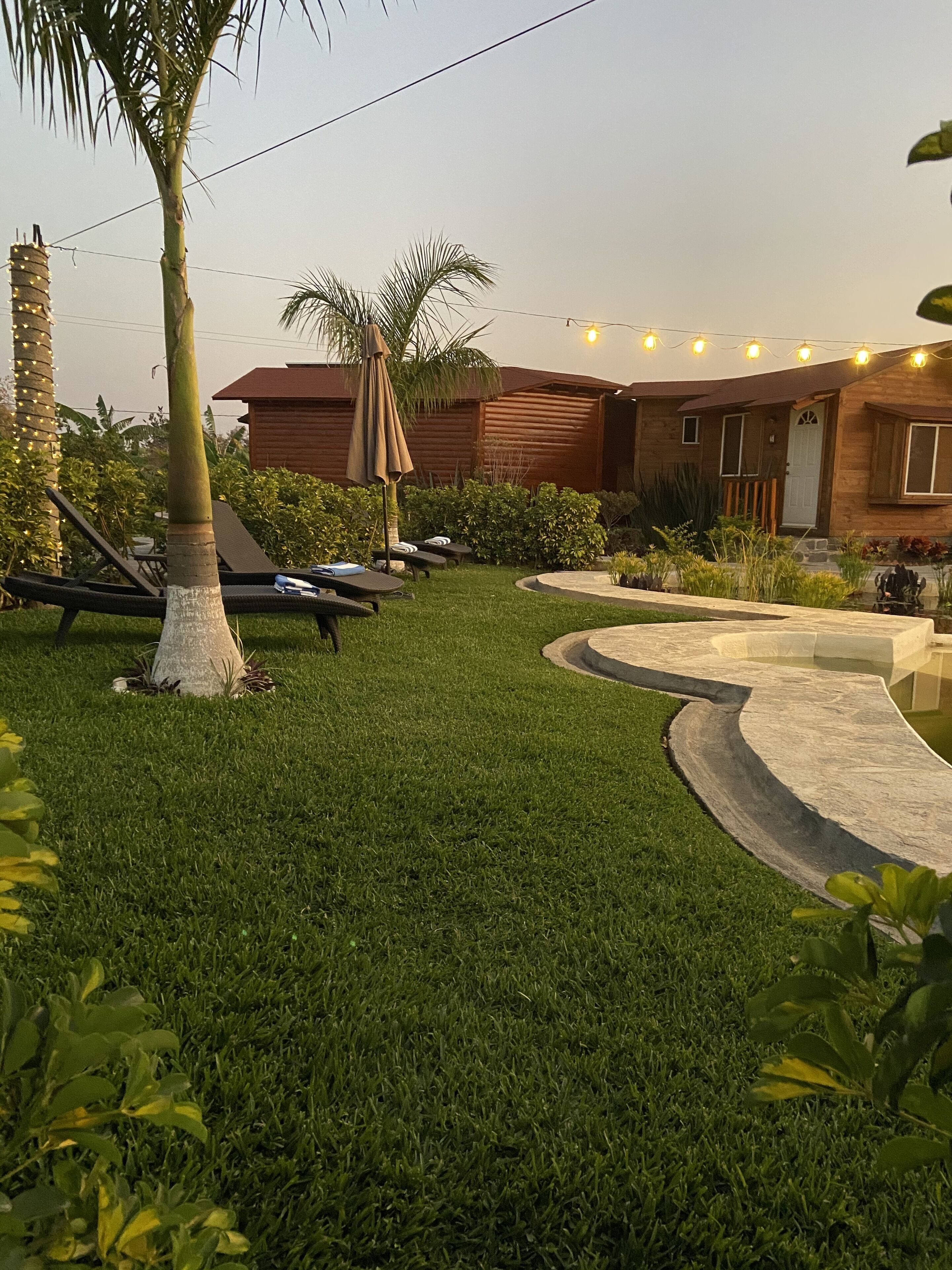 室外游泳池，開放時間為 09:00 至 19:00，提供泳池遮陽傘和日光浴躺椅