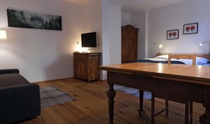 Free WiFi, bed sheets - Studio Apartment "Scheffelhaus" with Wi-Fi (Gengenbach)