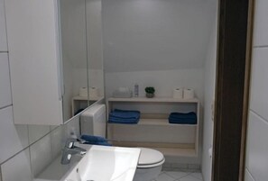 Een douche, een haardroger, handdoeken