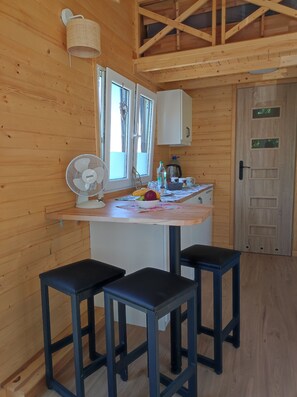 Frigorífico, placa de cocina, cafetera o tetera y hervidor eléctrico