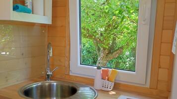 Kühlschrank, Herdplatte, Wasserkocher mit Kaffee-/Teezubehör